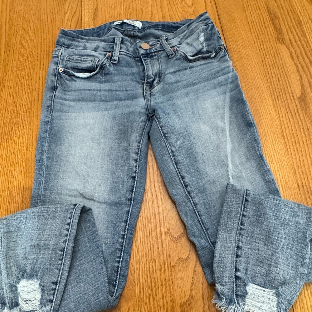 Trendy Distressed Ankle Jeans in Blue